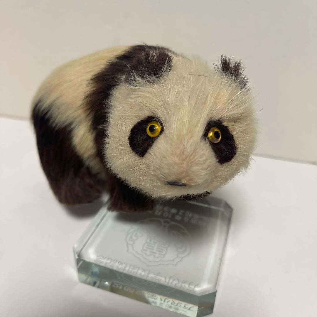 超リアルなパンダの置物 本物の様！ 全長約15cm 幅約8㎝　体重約180g