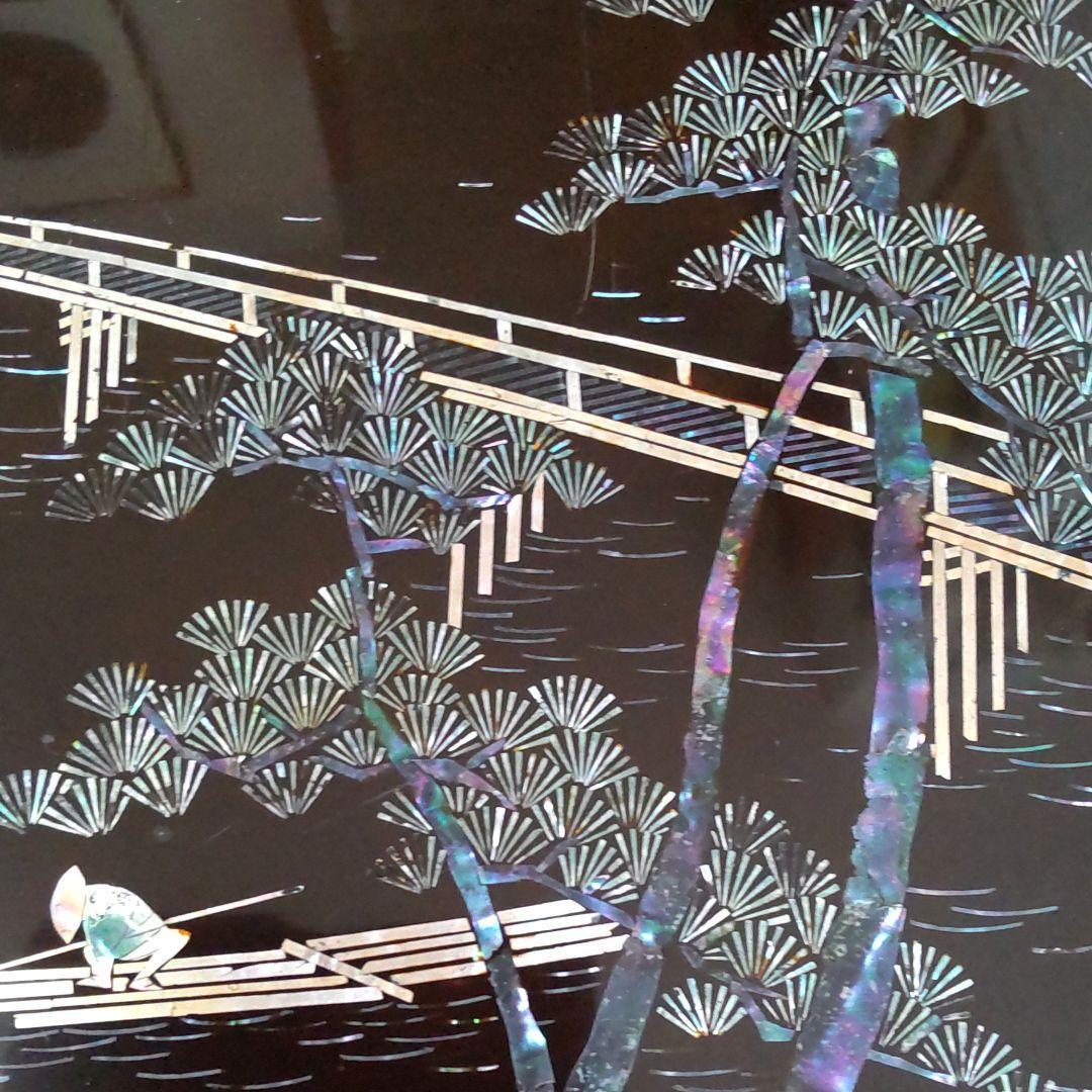 江戸時代、螺鈿蝋色嵐山渡月橋図脚付き広蓋。