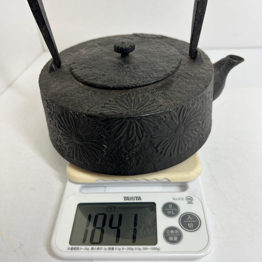 南部　宝泉　出来良　菊図　鉄瓶　1841g 東さ8-0131☆2F