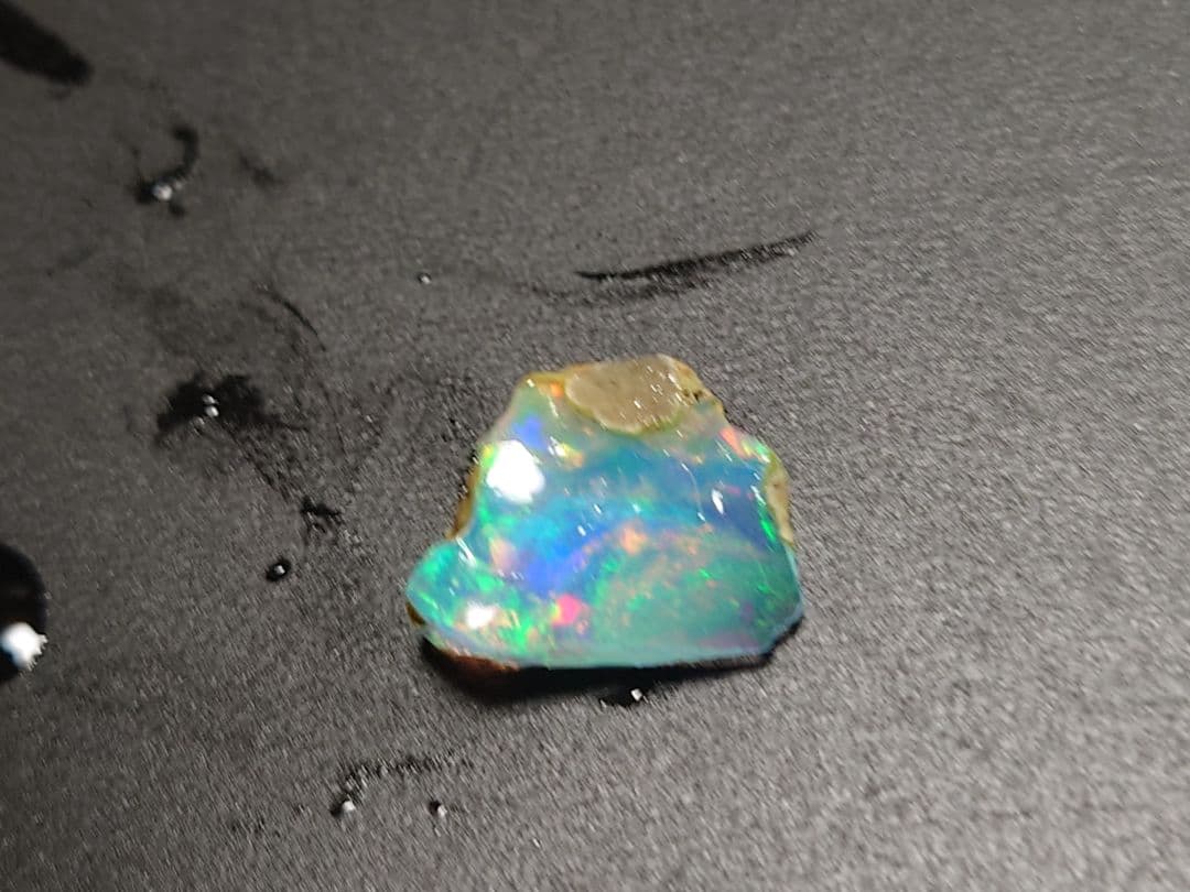エチオピアウェロ産　チョークオパール　原石　鉱物標本　虹