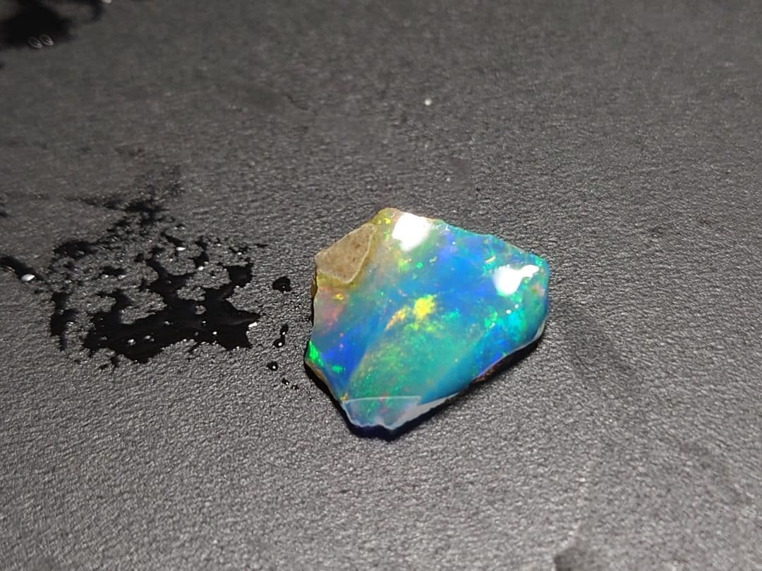 エチオピアウェロ産　チョークオパール　原石　鉱物標本　虹