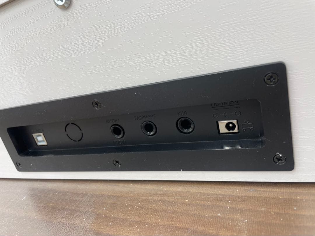 電子ピアノ88鍵盤　ハンマーアクション鍵盤　３本ペダル　ホワイト