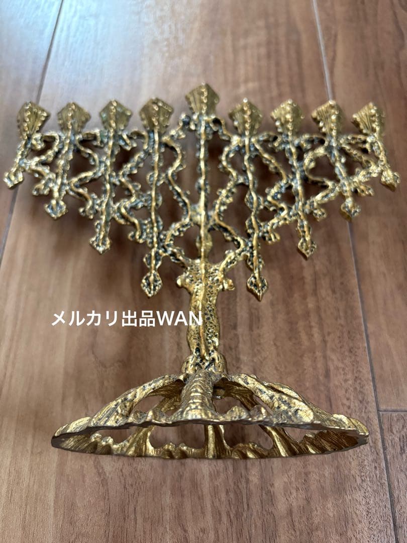 装飾的な金属製ハヌキヤ燭台