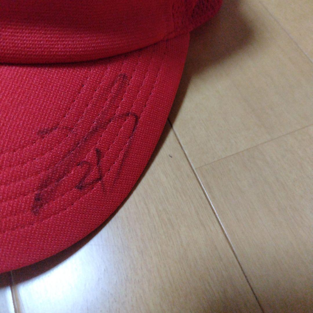 赤いキャップ Cのロゴ サイン付き