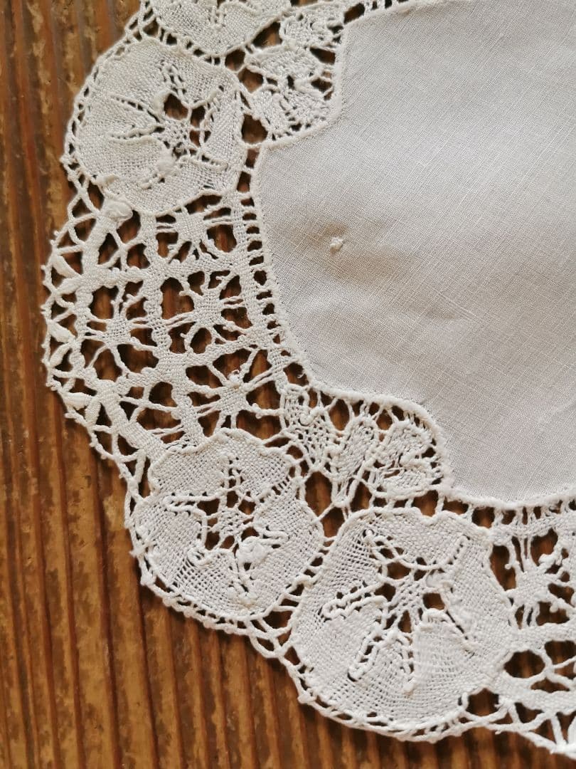 アンティーク 朝顔のボビンレース 十字架リネンドイリー イタリー? アメリカ購入