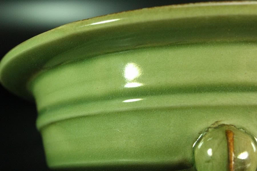 中国美術 青磁 刻模様 鋲縁 三足水盤(K-A856)