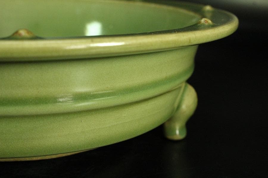 中国美術 青磁 刻模様 鋲縁 三足水盤(K-A856)