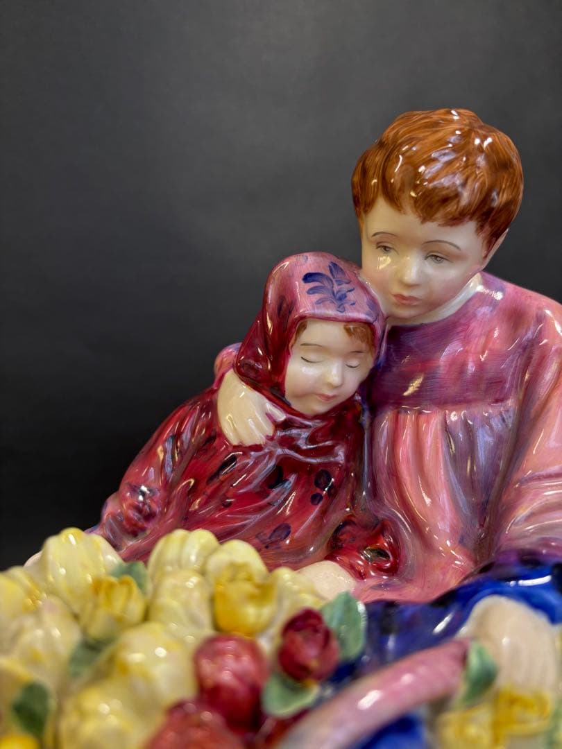 ロイヤルドルトン「フラワーセラーズ」置物　 Dalton