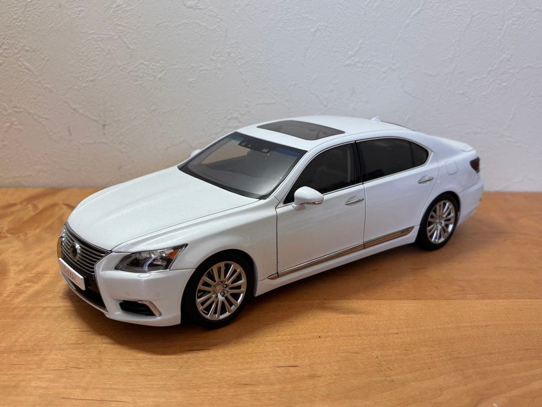 Auto-art オートアート1/18 レクサス LS 600hL