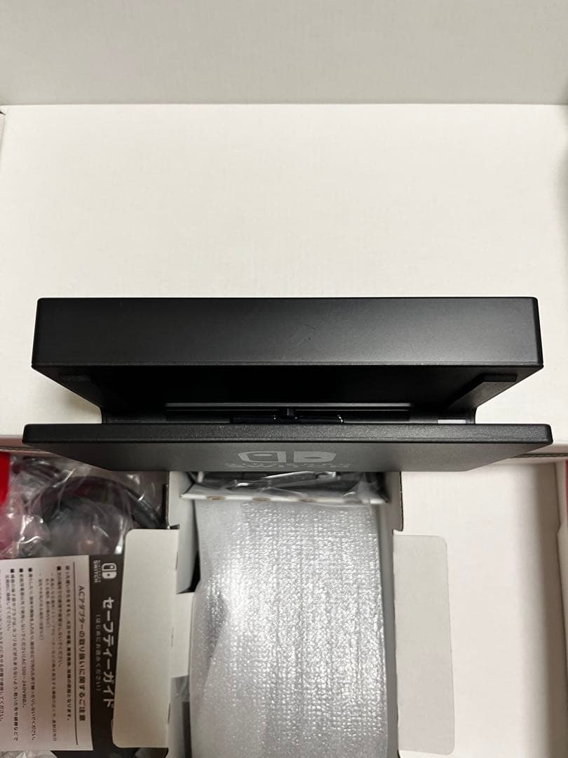 【美品】2020年製 Nintendo Switch 本体 &キャリーケース