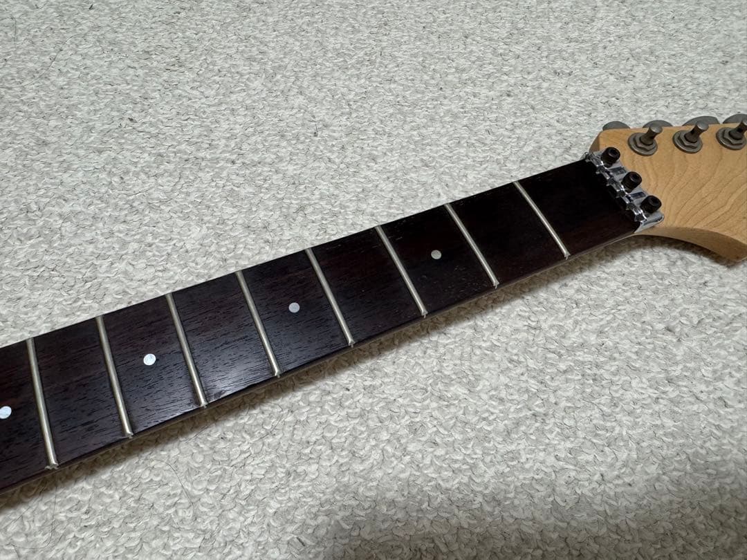 ストラトタイプネック ペグ・ロックナット付