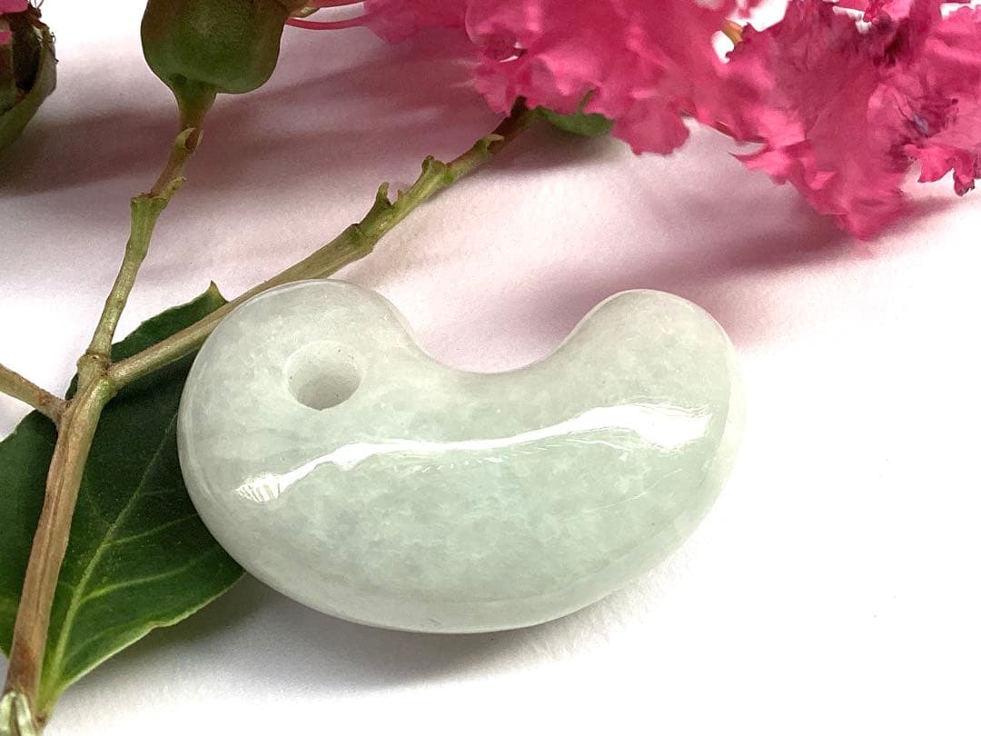 ✳40万円以上の勾玉‼️糸魚川翡翠*本物硬玉　お守りにアイスジェイド氷紋様　鑑別書