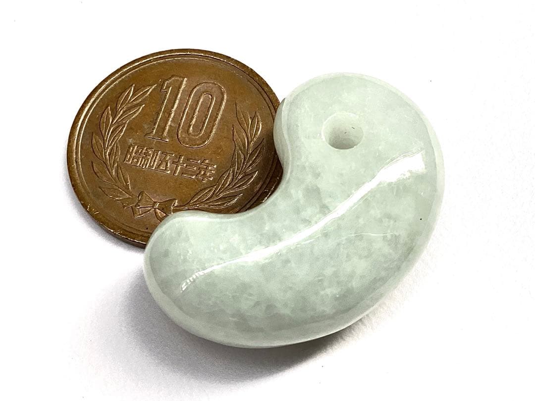 ✳40万円以上の勾玉‼️糸魚川翡翠*本物硬玉　お守りにアイスジェイド氷紋様　鑑別書