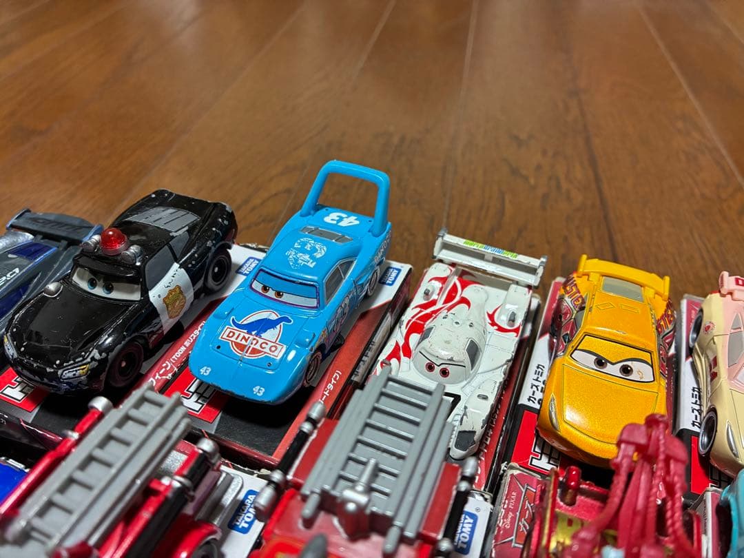 カーズトミカ たくさんのせよう！大きなマック トレーラー　　トミカ49台セット