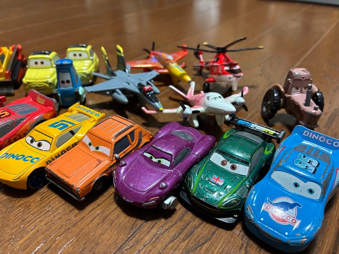 カーズトミカ たくさんのせよう！大きなマック トレーラー　　トミカ49台セット