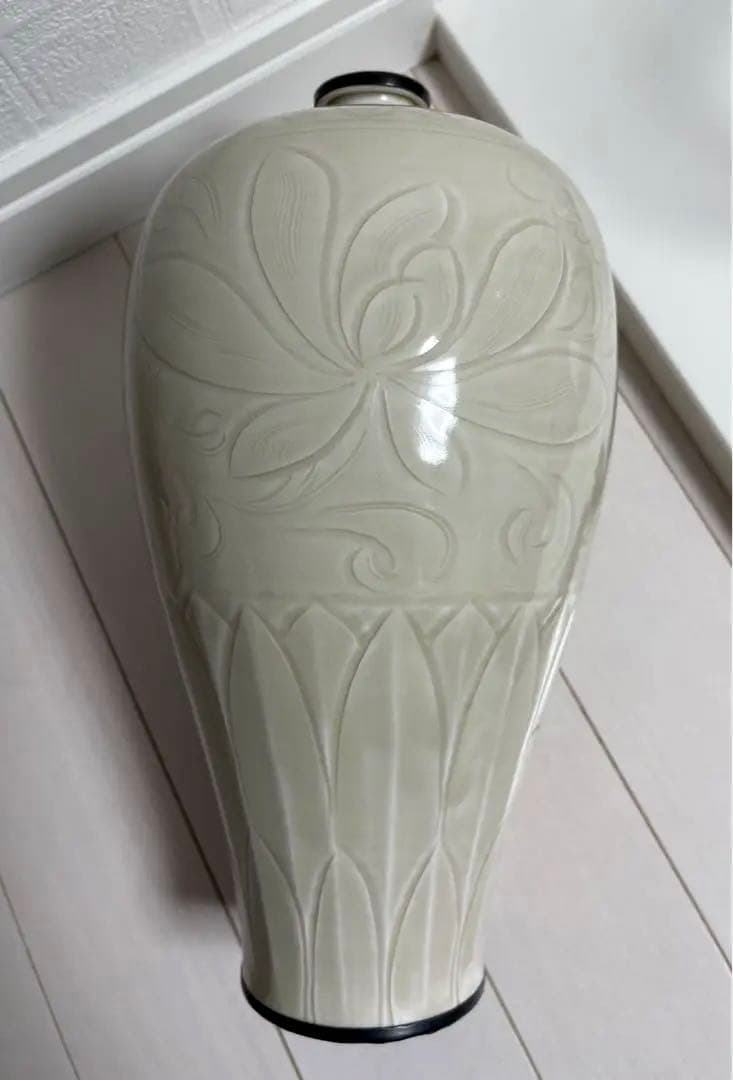中国 宋時代 定窯白磁 细陰刻花卉文瓶 陶芸古美術 。