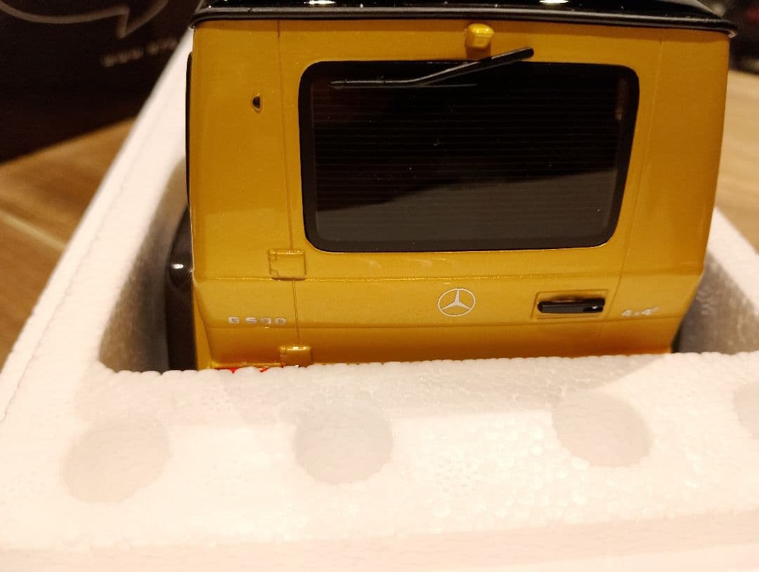 1/18 メルセデスベンツ　Gクラス G500 4×4　ミニカー　ゴールド