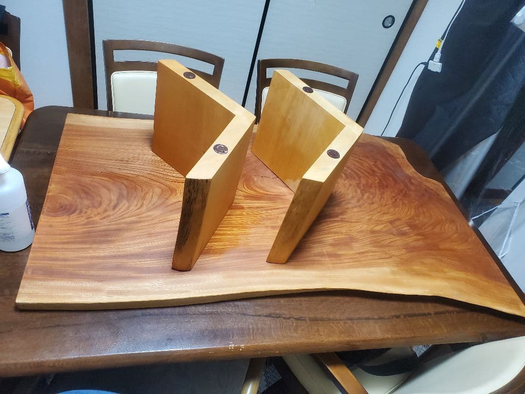 ケヤキ？ 無垢材の自然なエッジテーブル 1枚板