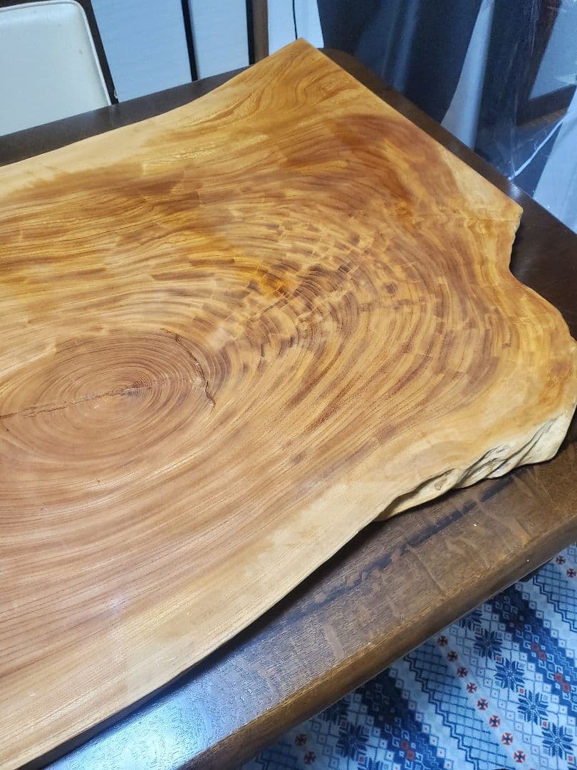 ケヤキ？ 無垢材の自然なエッジテーブル 1枚板