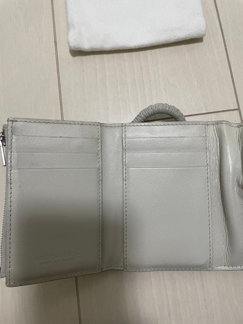 ボッデガの珍しいホワイトグレーのお財布！