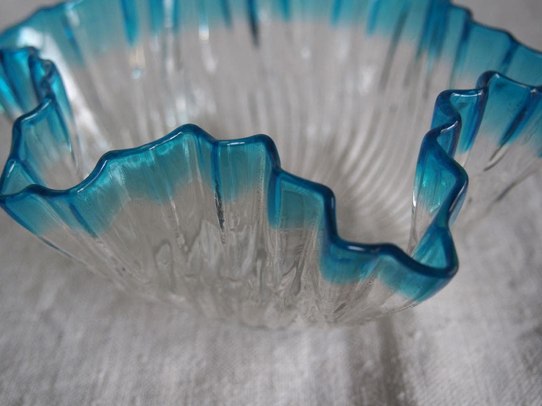 青いフリルの縁取 ガラス ランプシェード 18.6cm ハンドメイド/K295