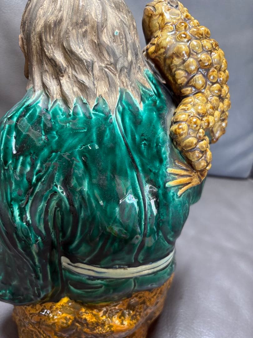 老人とカエルの置物