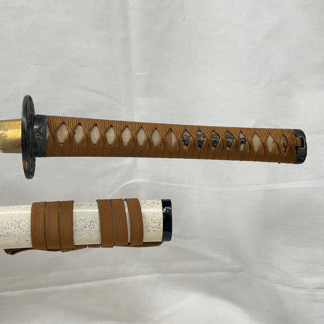 【模造刀】太刀 鉄鍔 風景 魚子地 図 全長99.0センチ 日本刀 白地 金梨地