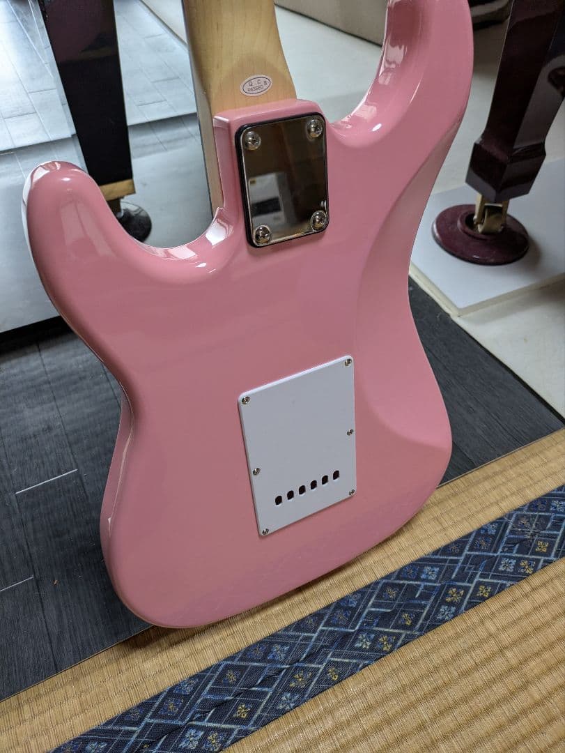 エレキギター　ピンク　セルダー　ストラトキャスタータイプ