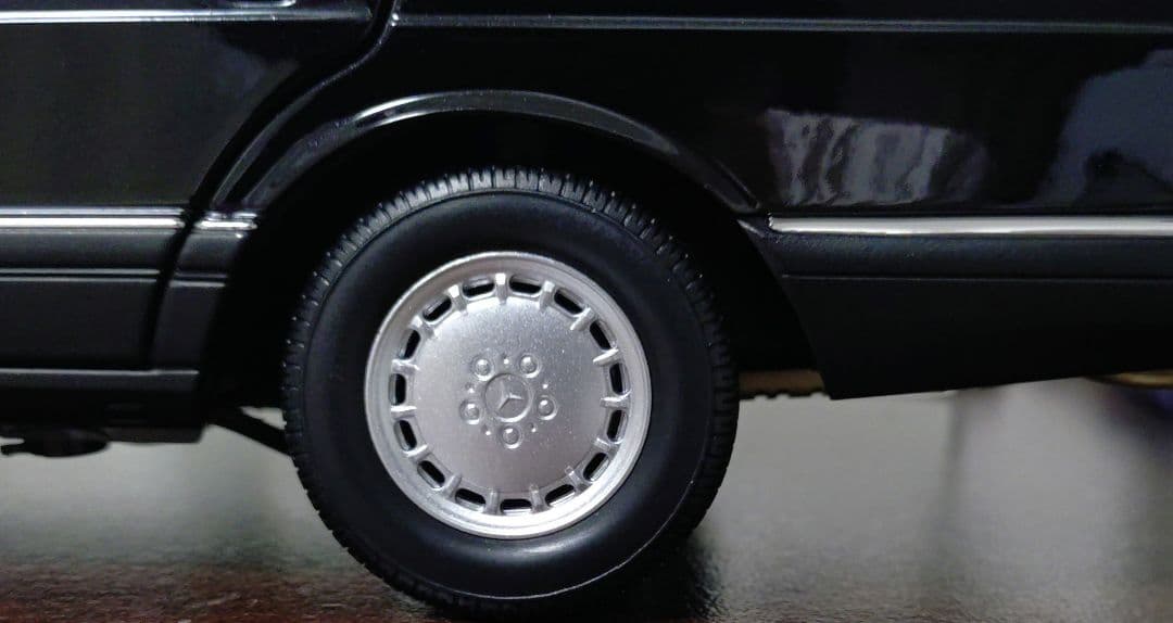 1/18 メルセデスベンツ560SEL