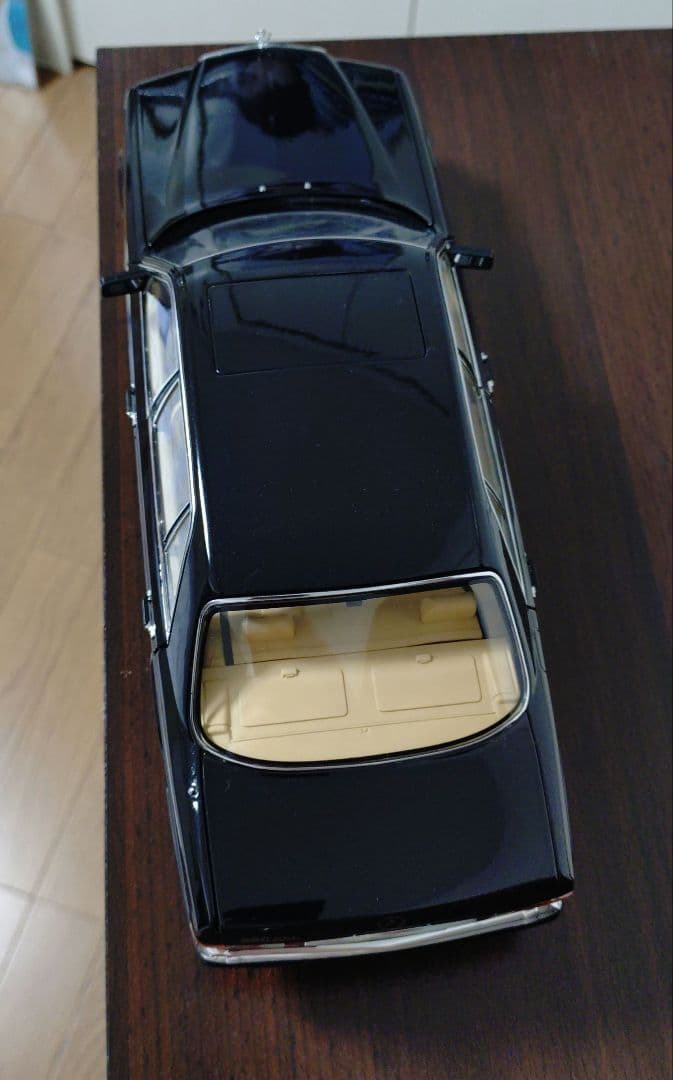 1/18 メルセデスベンツ560SEL