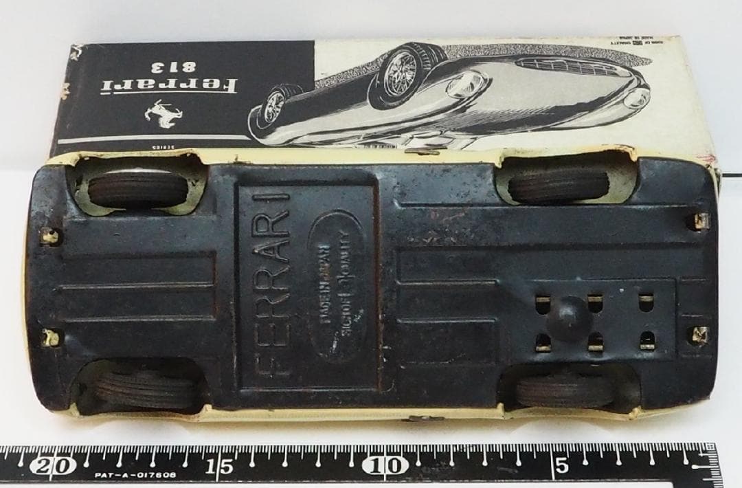 萬代屋【 フェラーリ813 白(窓改造)】ブリキtin toy car箱はコピー