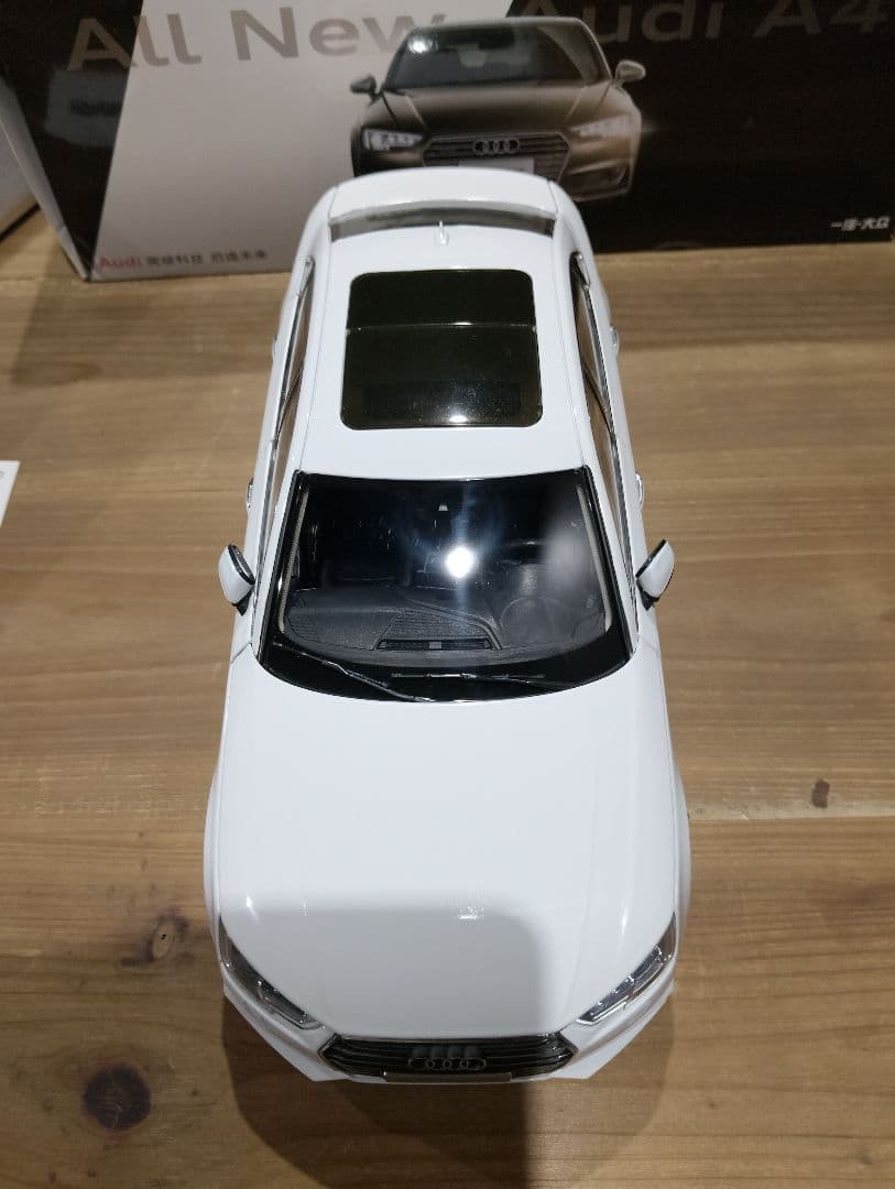1/18 アウディ　A4　セダン B9 ディーラー品　ミニカー　ホワイト