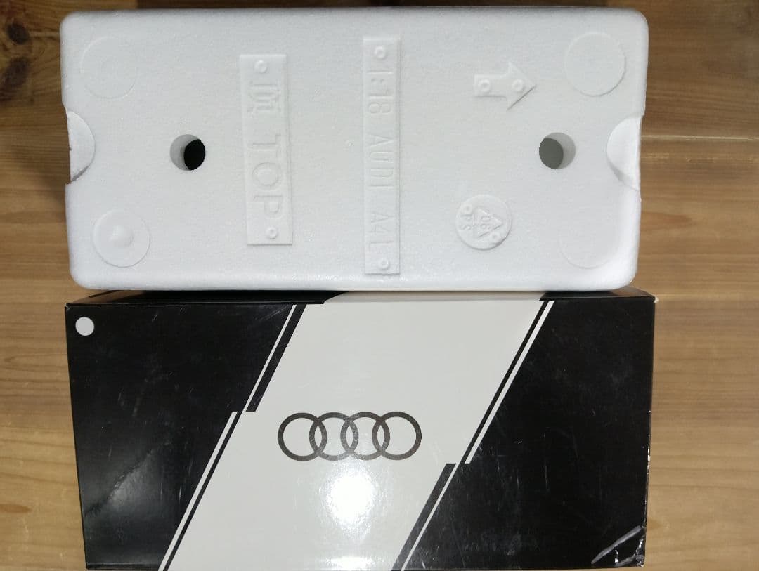 1/18 アウディ　A4　セダン B9 ディーラー品　ミニカー　ホワイト