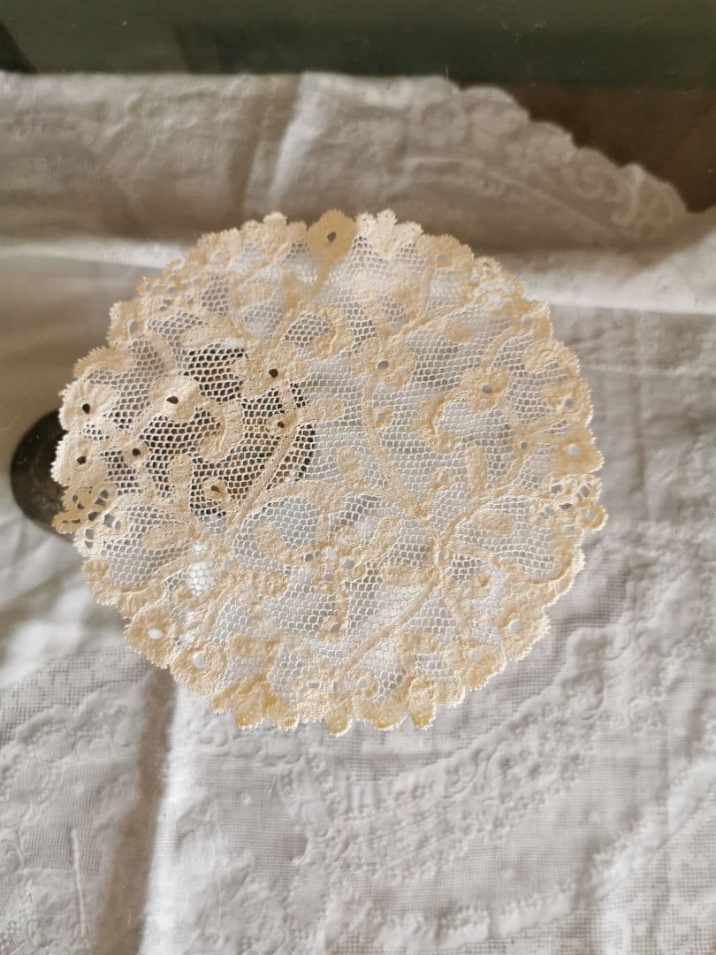 アンティーク 花が連続するリム 草花紋メッシュドイリー やや濃いアイボリートーン