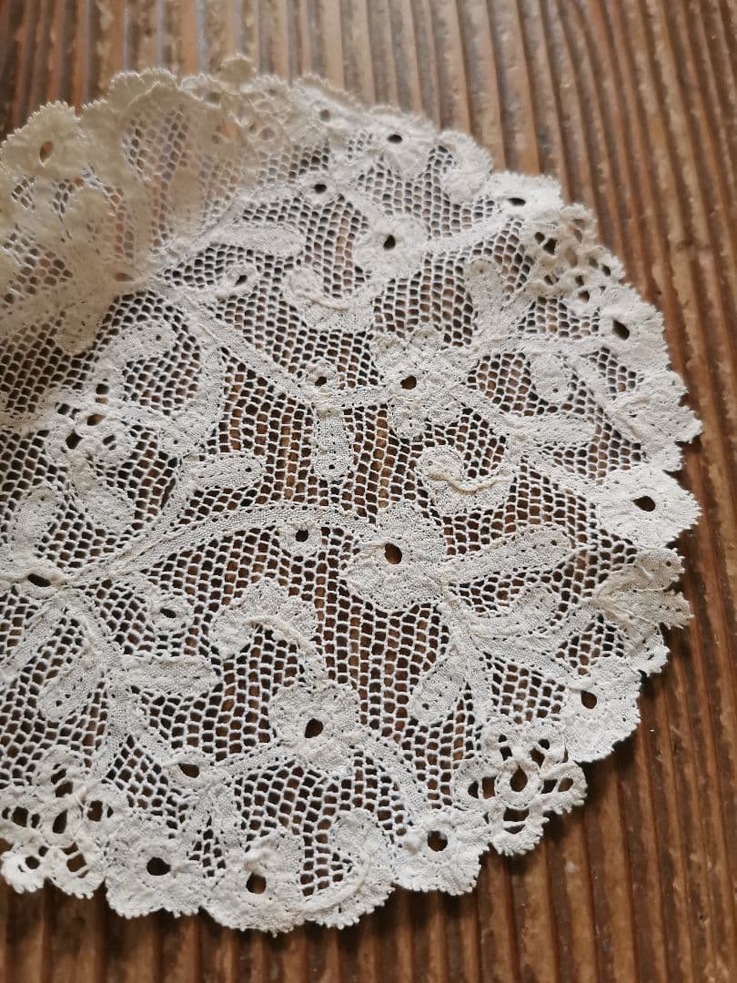 アンティーク 花が連続するリム 草花紋メッシュドイリー やや濃いアイボリートーン