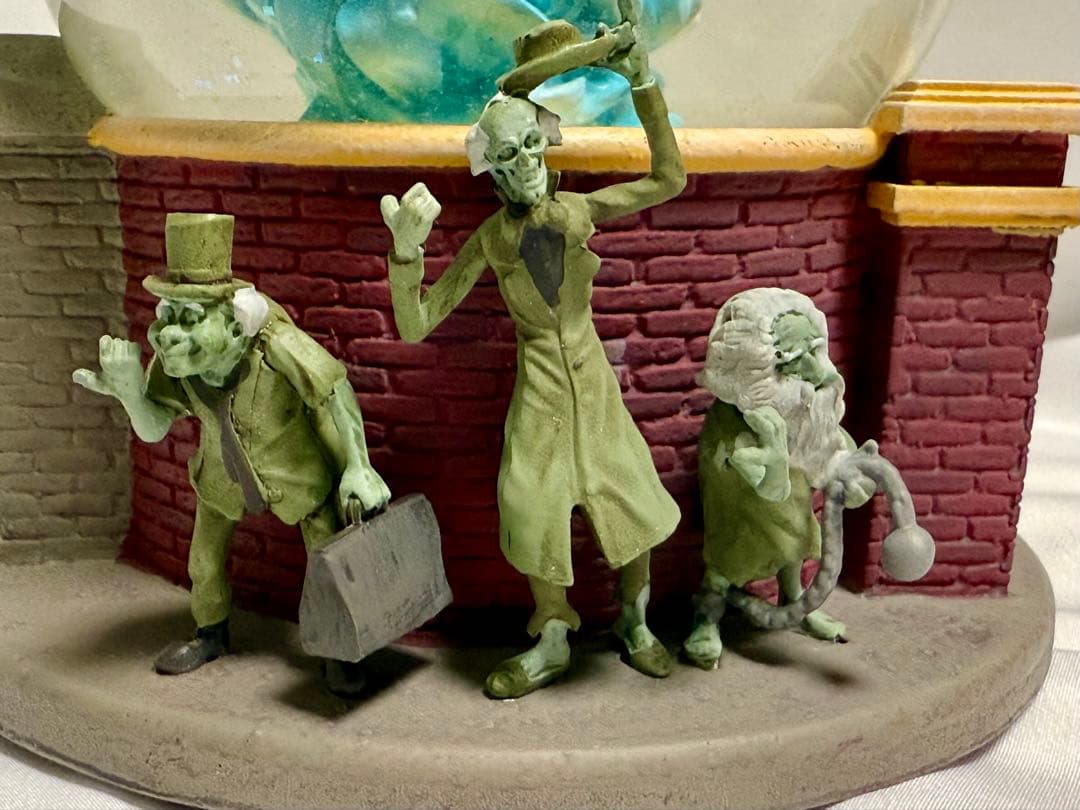 【破損有・新品未使用品】ホーンテッドマンション マダムレオタ スノーグローブ