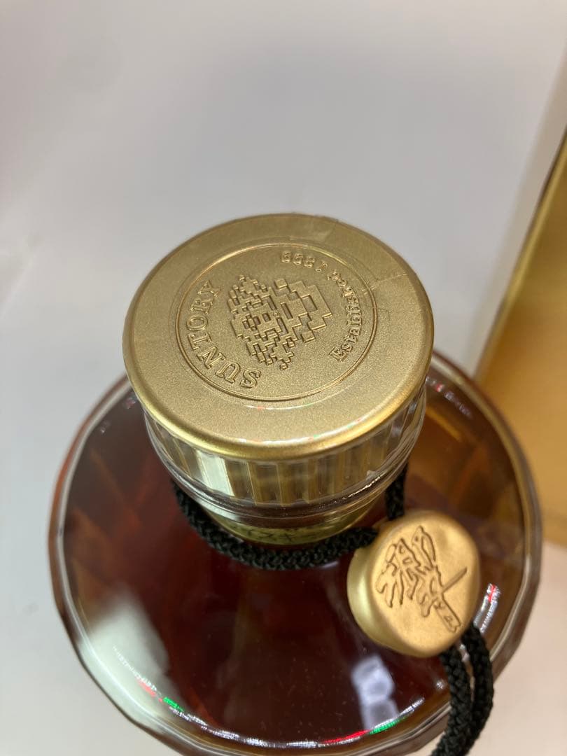 サントリーウイスキー響　裏ゴールドラベル　金キャップ　箱付き　未開封