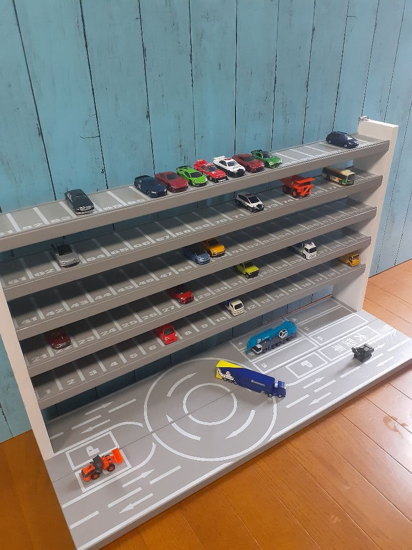 自作トミカ収納棚110台ロングトミカロータリー交差点付