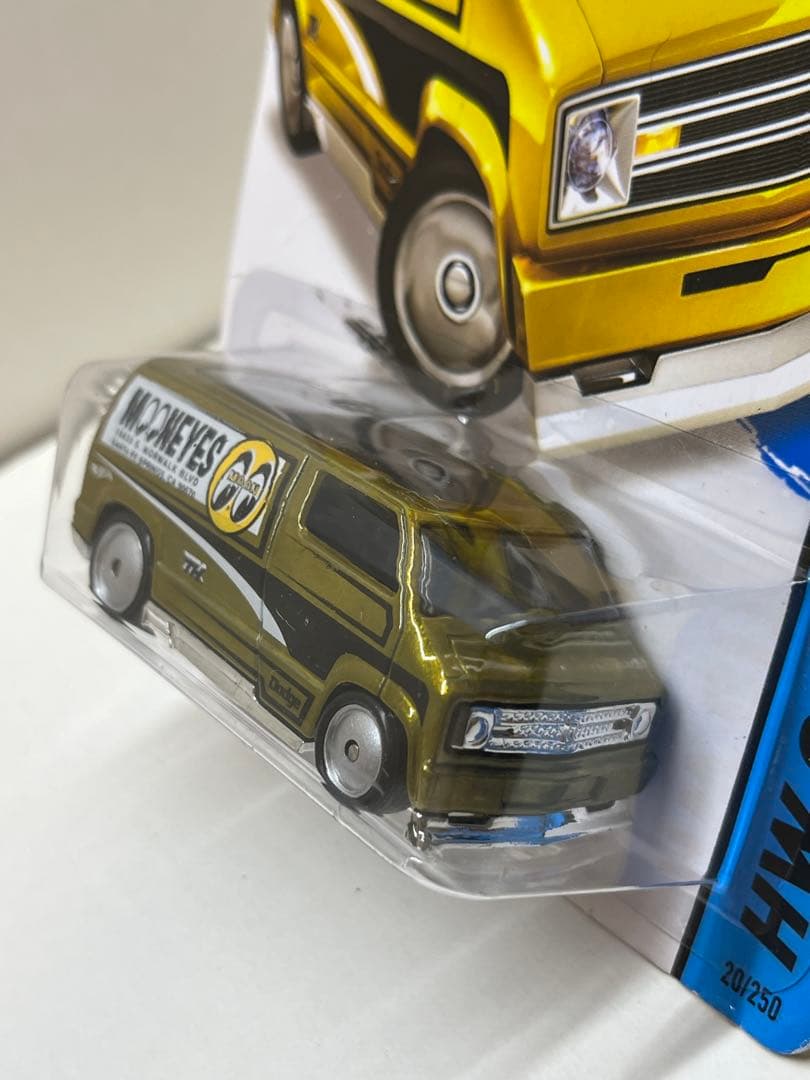 ホットウィール　スーパートレジャーハント　カスタム　77 ダッジバン　ムーンアイ