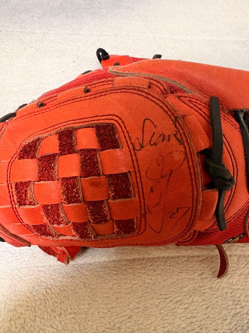 内海哲也　巨人時代最後の使用グローブ　西武時代のサイン付