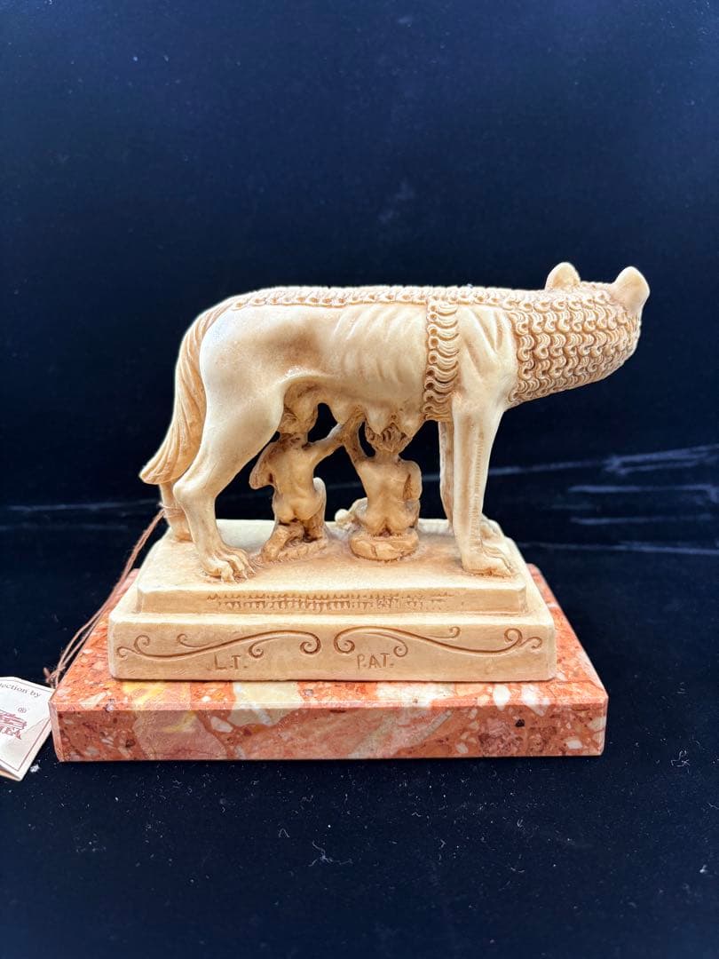 カピトリヌスの雌狼　イタリア　ローマ彫刻　大理石台座付き　ローマ神話　オブジェ