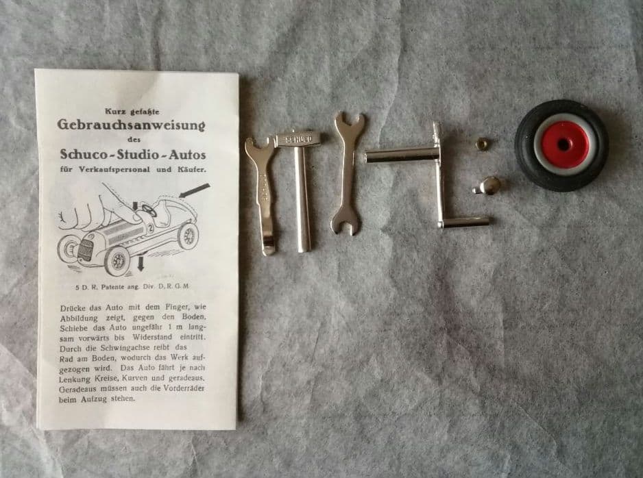 シュコー　メルセデスベンツグランプリ　ピットチームフィギュア付き　Schuco