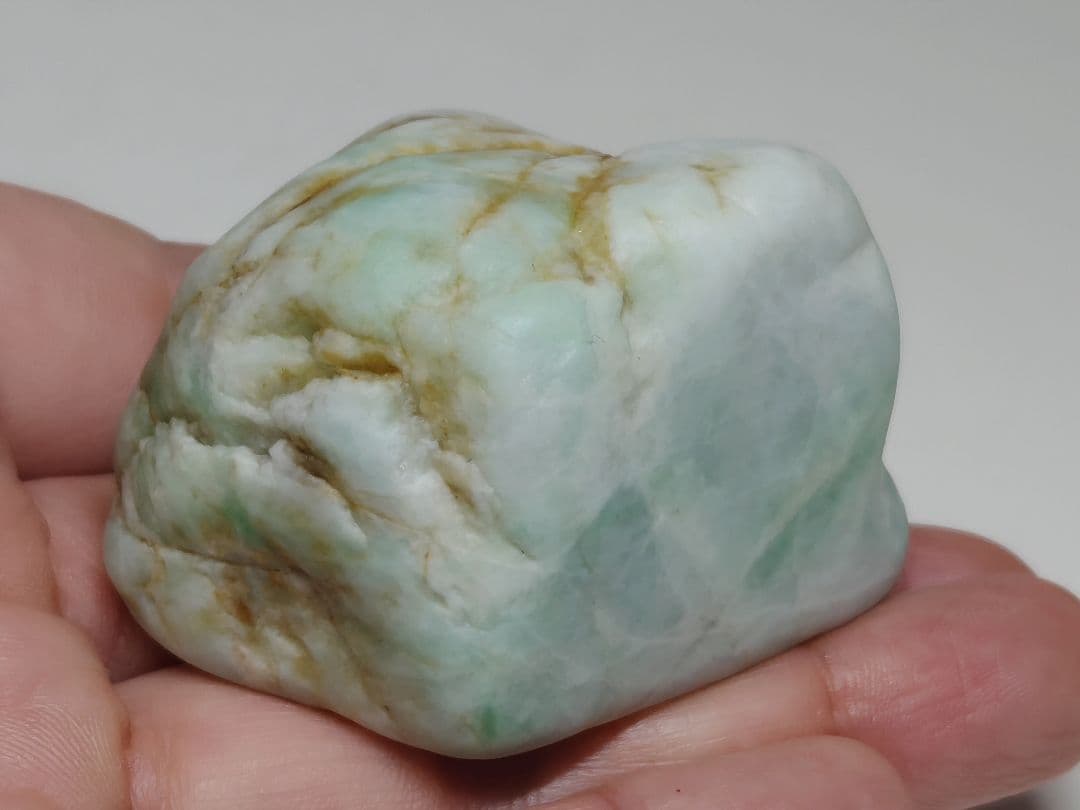 白緑 136g 翡翠 ヒスイ 原石 鑑賞石 自然石 誕生石 鉱物 鉱石 水石