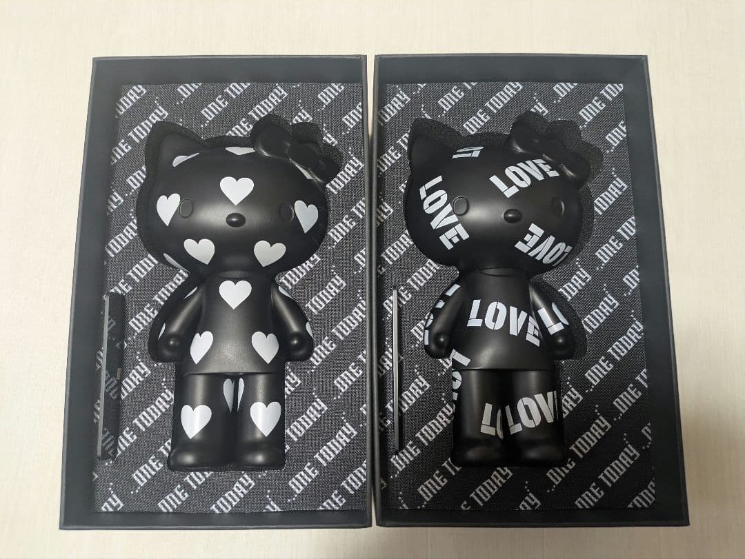 BARNEYS NEWYORKハローキティブラックシリーズハート＆LOVE