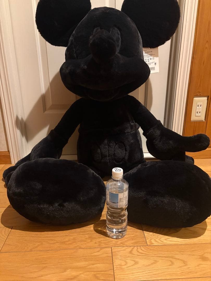大きな黒いミッキーマウスのぬいぐるみ