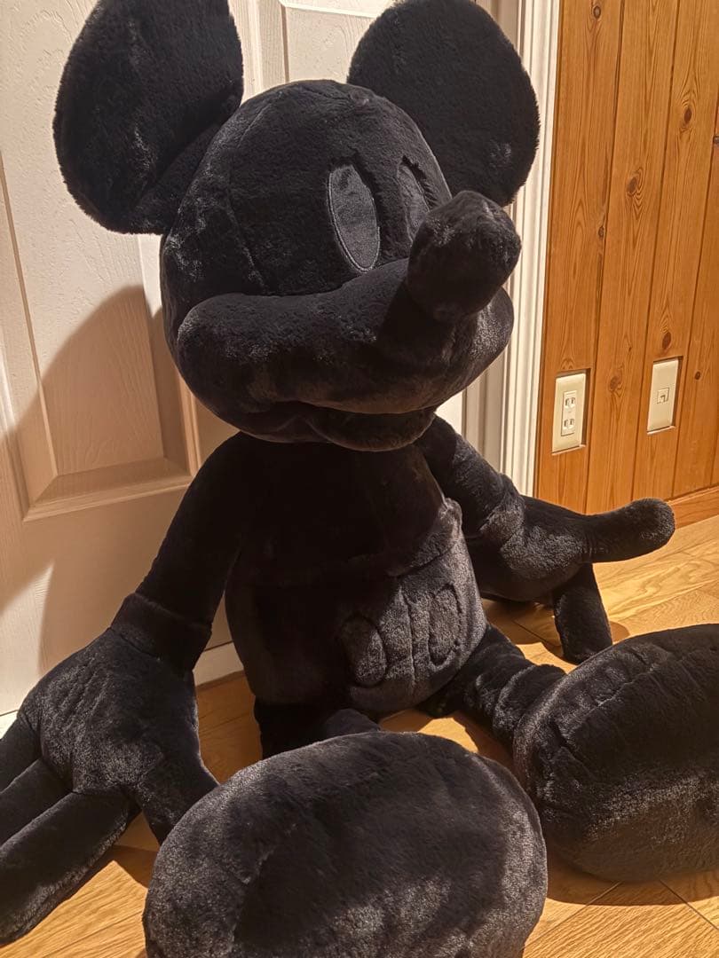 大きな黒いミッキーマウスのぬいぐるみ