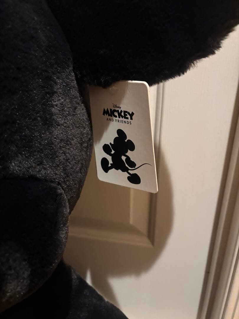 大きな黒いミッキーマウスのぬいぐるみ