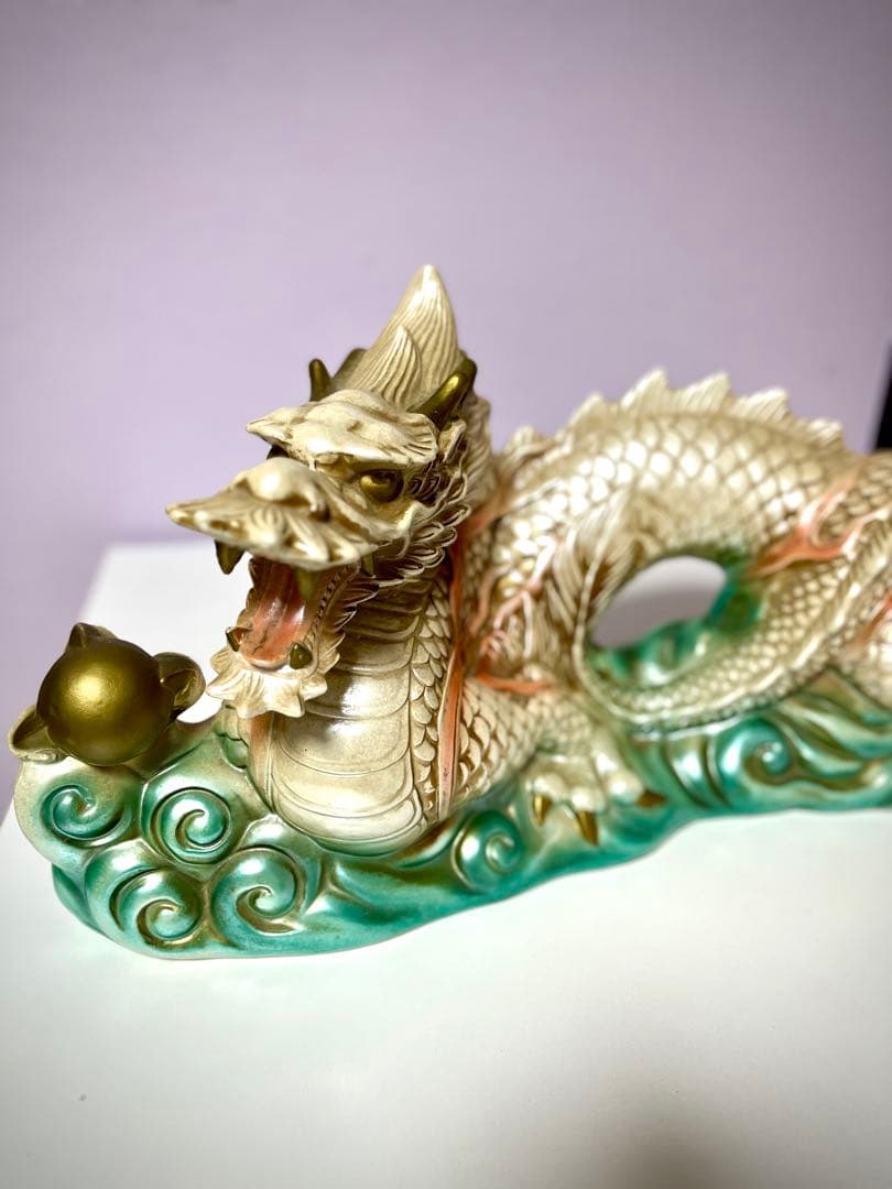 ドラゴンの陶器置物