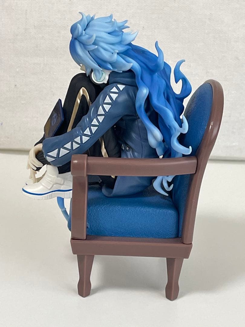 ツイステ　イデアシュラウド　フィギュア