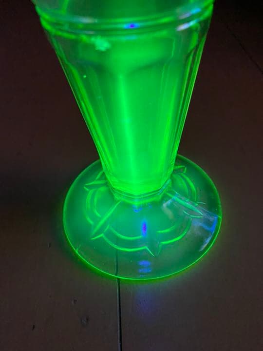 イギリス　アンティーク　ウランガラス　ゴブレット　英国　骨董